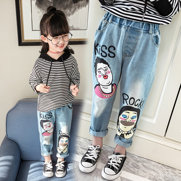 Blugi de copii actuali pentru fete cu aplicatii colorate in culoare deschisa