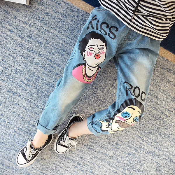 Blugi de copii actuali pentru fete cu aplicatii colorate in culoare deschisa