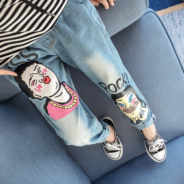 Blugi de copii actuali pentru fete cu aplicatii colorate in culoare deschisa