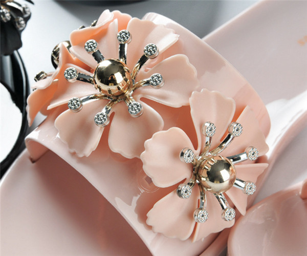 Papuci de dama delicati din cauciuc cu decor floral