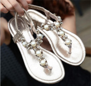 Fényes női szandál lapos talppal és köves díszítéssel
