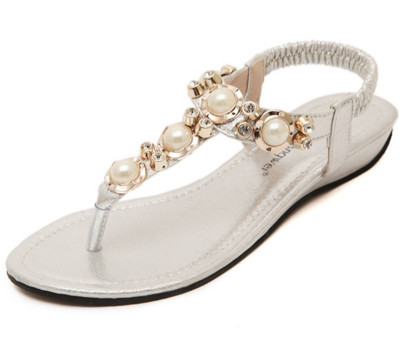 Fényes női szandál lapos talppal és köves díszítéssel