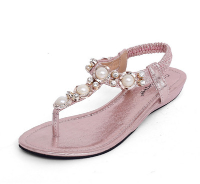 Fényes női szandál lapos talppal és köves díszítéssel