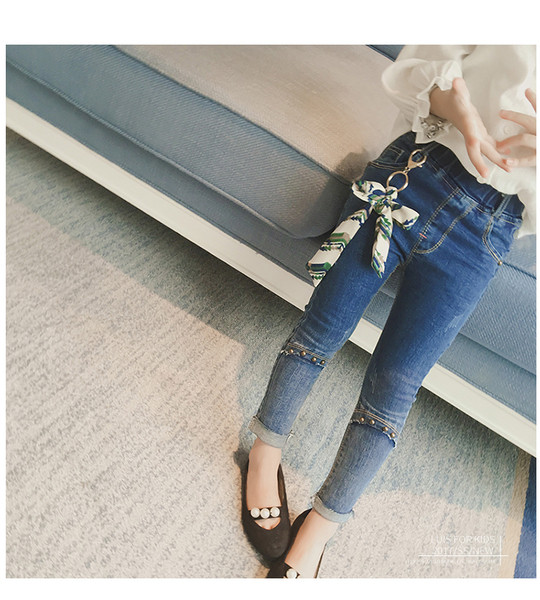 Modern, magas derékú gyerekfarmer lányoknak dekoratív szegecsekkel és kiegészítőkkel