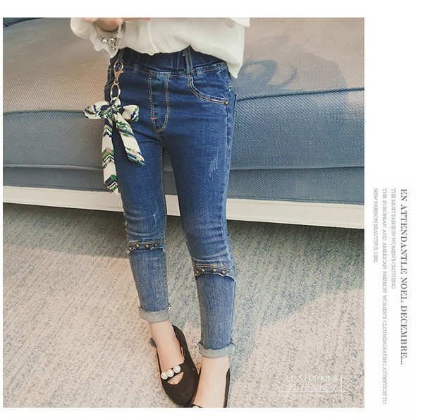 Modern, magas derékú gyerekfarmer lányoknak dekoratív szegecsekkel és kiegészítőkkel