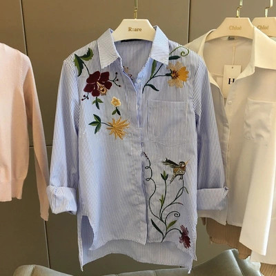 Cămașă modernă de damă în dungi, cu decolteu în V și broderie frumoasă