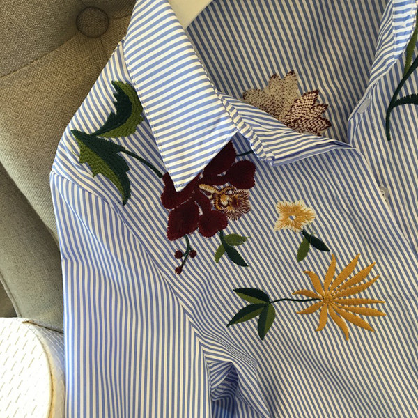 Cămașă modernă de damă în dungi, cu decolteu în V și broderie frumoasă