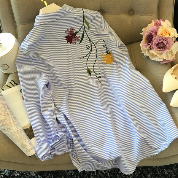 Cămașă modernă de damă în dungi, cu decolteu în V și broderie frumoasă