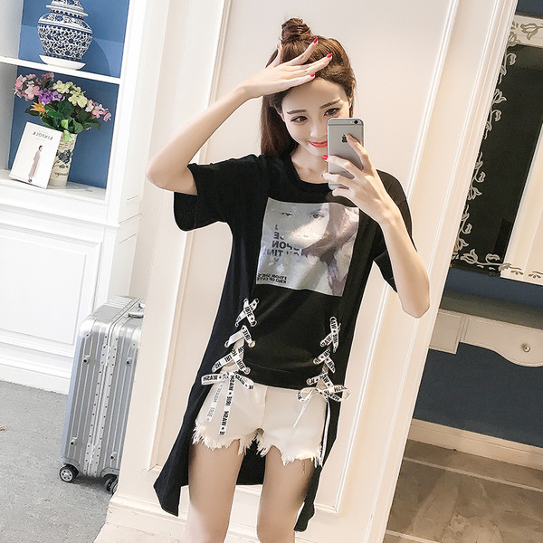 Tunica sport de dama cu imprimeu si cravate in cruce cu inscriptie in lungime asimetrica in alb si negru