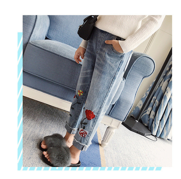 Blugi moderni pentru copii pentru fete cu broderii frumoase in culoare deschisa