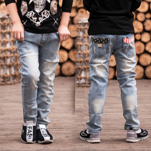 Zeci de blugi moderni in mai multe modele pentru baieti cu imprimeu, inscriptie si elemente metalice