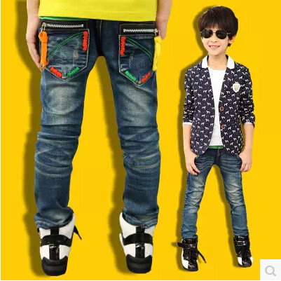 Ελάφια μοντέρνα τζιν σε διάφορα μοντέλα για αγόρια με εκτύπωση, επιγραφή και μεταλλικά στοιχεία