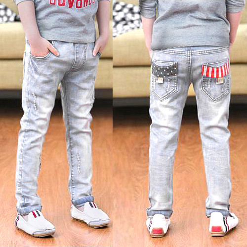 Ελάφια μοντέρνα τζιν σε διάφορα μοντέλα για αγόρια με εκτύπωση, επιγραφή και μεταλλικά στοιχεία