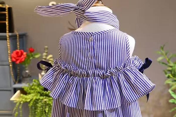 Finom csíkos ruha lányoknak szabad stílusban, kiegészítővel