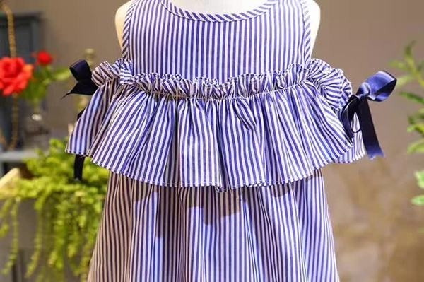 Finom csíkos ruha lányoknak szabad stílusban, kiegészítővel