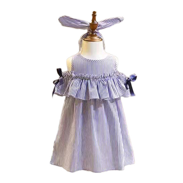 Finom csíkos ruha lányoknak szabad stílusban, kiegészítővel