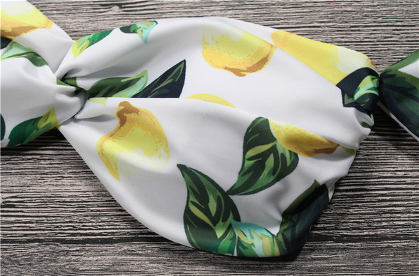 Costum de baie actual pentru femei în alb în două părți