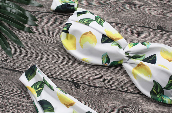 Costum de baie actual pentru femei în alb în două părți