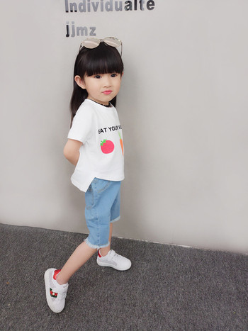 Ежедневна детска тениска с апликация в бял цвят
