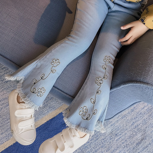 Model nou de blugi copii pentru fete tip Charleston cu franjuri si broderie delicata de culoare deschisa