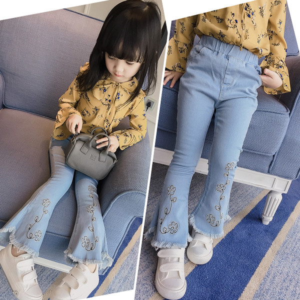 Model nou de blugi copii pentru fete tip Charleston cu franjuri si broderie delicata de culoare deschisa