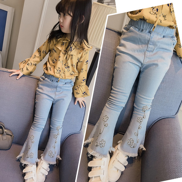 Model nou de blugi copii pentru fete tip Charleston cu franjuri si broderie delicata de culoare deschisa