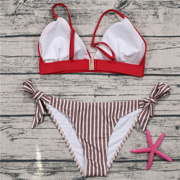 Costum de baie de damă în două părți - sutien roșu și bikini cu dungi