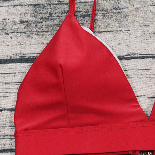 Costum de baie de damă în două părți - sutien roșu și bikini cu dungi