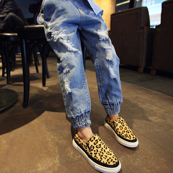 Blugi pentru copii sport-eleganți pentru fete cu buzunare adânci și petice de culoare deschisă