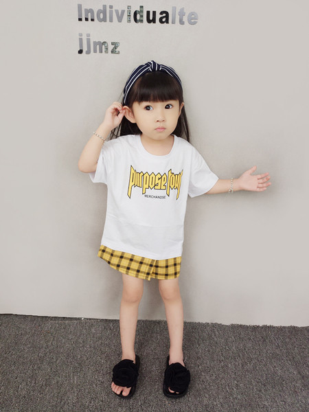 Tricou elegant pentru copii cu o inscripție în alb