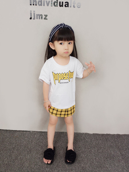 Tricou elegant pentru copii cu o inscripție în alb