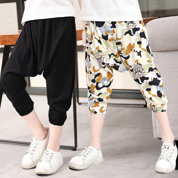 Pantaloni de vara copii pentru baieti tip pantaloni in culori deschise cu imprimeu