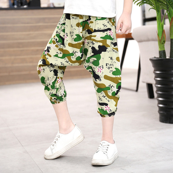 Pantaloni de vara copii pentru baieti tip pantaloni in culori deschise cu imprimeu