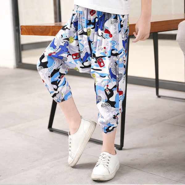 Pantaloni de vara copii pentru baieti tip pantaloni in culori deschise cu imprimeu