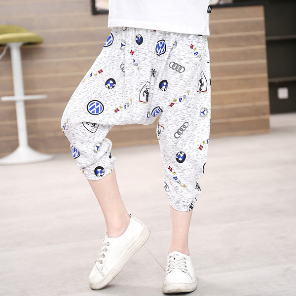 Pantaloni de vara copii pentru baieti tip pantaloni in culori deschise cu imprimeu