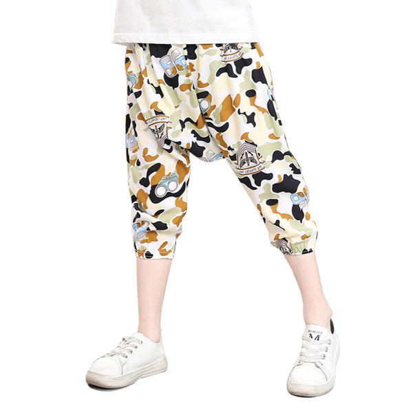 Pantaloni de vara copii pentru baieti tip pantaloni in culori deschise cu imprimeu