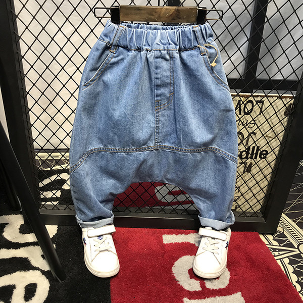 Детски спортни дънки за момчета тип потур с дълбоки джобове в светъл цвят