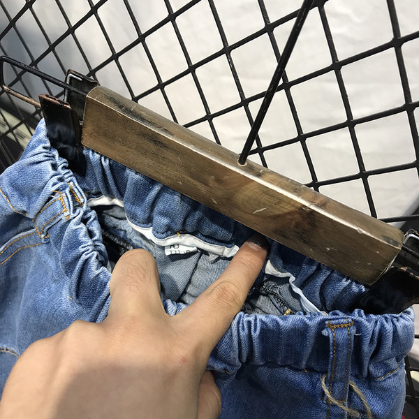 Детски спортни дънки за момчета тип потур с дълбоки джобове в светъл цвят