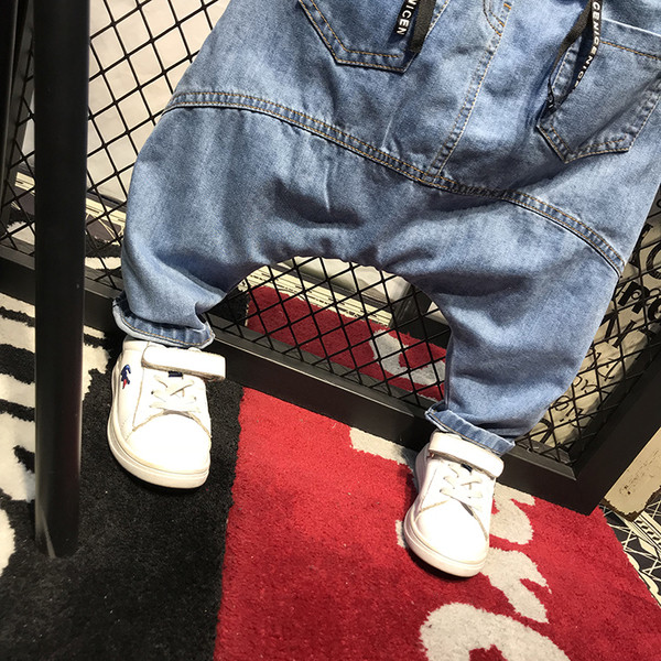 Детски спортни дънки за момчета тип потур с дълбоки джобове в светъл цвят