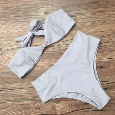 Costum de baie de damă din două piese alb cu bikini cu talie înaltă