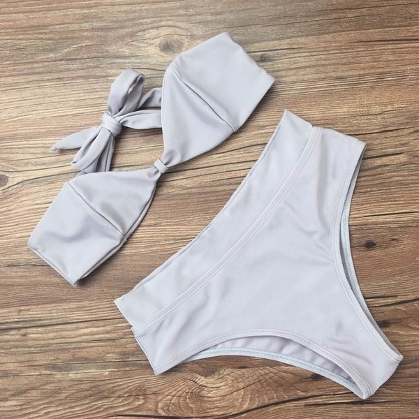 Costum de baie de damă din două piese alb cu bikini cu talie înaltă