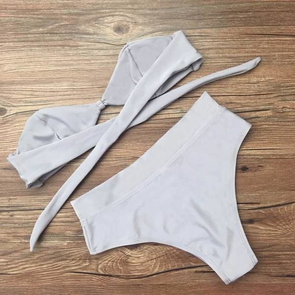 Costum de baie de damă din două piese alb cu bikini cu talie înaltă