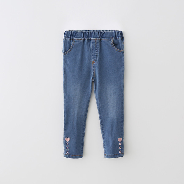Blugi de copii delicati pentru o fata cu lungimea de 7/8 si o aplicatie mini inima