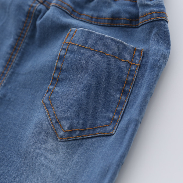 Blugi de copii delicati pentru o fata cu lungimea de 7/8 si o aplicatie mini inima