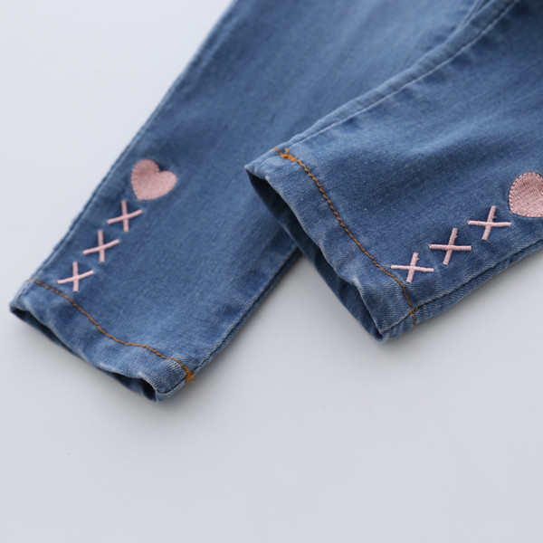Blugi de copii delicati pentru o fata cu lungimea de 7/8 si o aplicatie mini inima