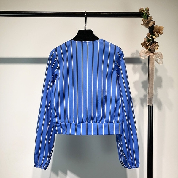 Bluză de damă elegantă, în dungi albastre, cu decolteu în V încrucișat
