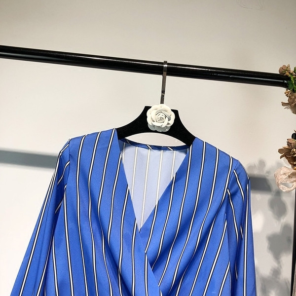 Bluză de damă elegantă, în dungi albastre, cu decolteu în V încrucișat