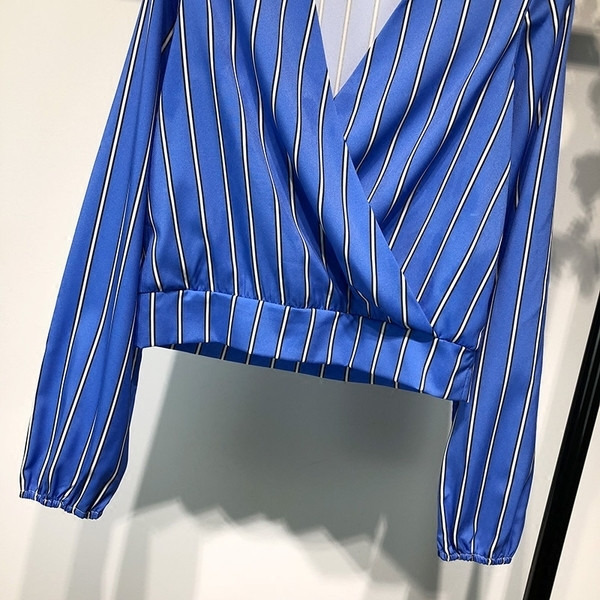 Bluză de damă elegantă, în dungi albastre, cu decolteu în V încrucișat