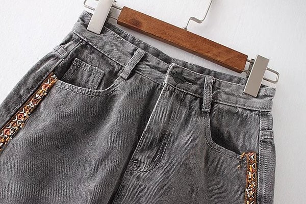 Modern farmer rövidnadrág szürke színben díszítéssel