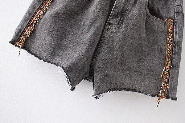 Modern farmer rövidnadrág szürke színben díszítéssel